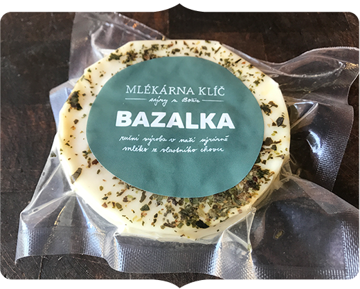 Čerstvý sýr s bazalkou